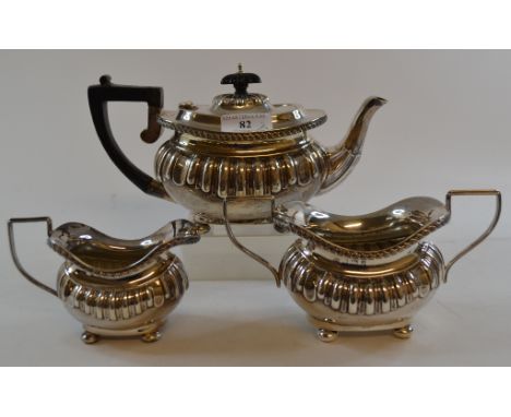 A silver three piece tea service, with a reeded body, Birmingham 1903, approx. 22.1 ozt (all in), the teapot 12.5 cm high (3)