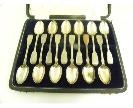 A SET OF TWELVE VICTORIAN SILVER TEA SPOONS, FIDDLE PATTERN, LONDON 1864, CASED, 8OZS