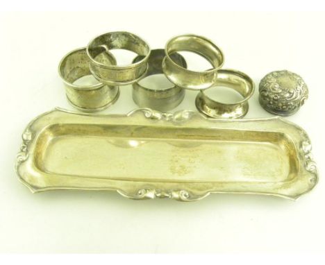 AN EDWARD VII SILVER COMB TRAY, BIRMINGHAM 1901, A SILVER BOTTLE CAP AND FIVE SILVER NAPKIN RINGS, 4OZS 10DWTS
