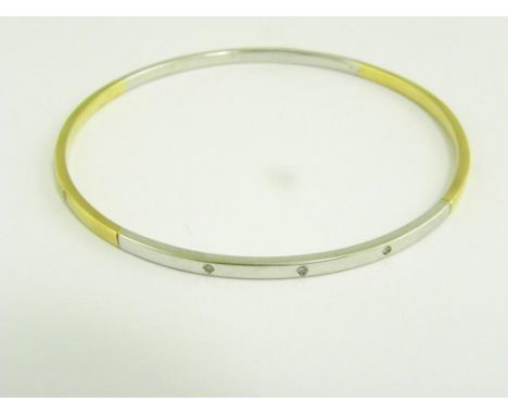 A DIAMOND BANGLE OF TWO COLOUR GOLD, INDISTINCT CONTROL MARKS, 7.4G
