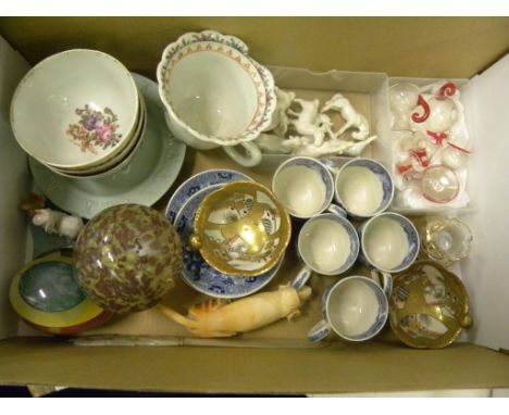 A SET OF THREE CHINESE EXPORT PORCELAIN TEA BOWLS, ENAMELLED WITH SWAGS, A SET OF FIVE WEDGWOOD BLUE PRINTED QUEEN'S WARE MIN