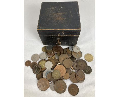 A small vintage wooden box containing a collection of vintage British and foreign coins. To include examples from: Mexico, Ni
