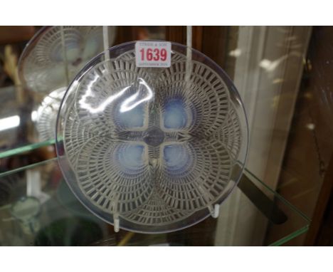 An R Lalique Coquilles pattern dish, 17cm diameter. 