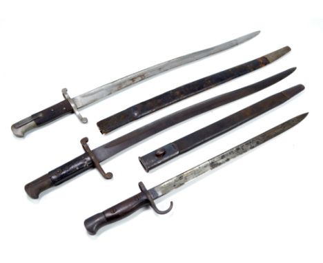 An early 20th century British military issue wooden handled bayonet stamped with broad arrows and further '1907 1109 Sanderso