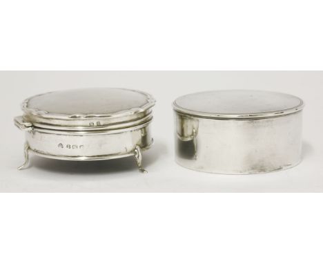 A George III silver box,by George Knight, London 1819,of plain cylindrical form, the pull-off cover with reeded border,7.5cm 