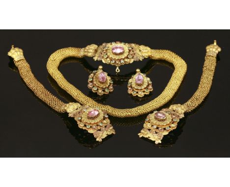 A Regency three colour gold foiled topaz and emerald parure, c.1820,the necklace with a centrepiece composed of an oval mixed