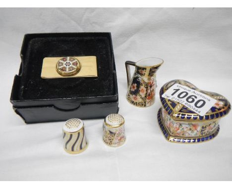 A Royal Crown Derby Old Imari pattern heart trinket box, 2 thimbles, a tie pin and a miniature jug