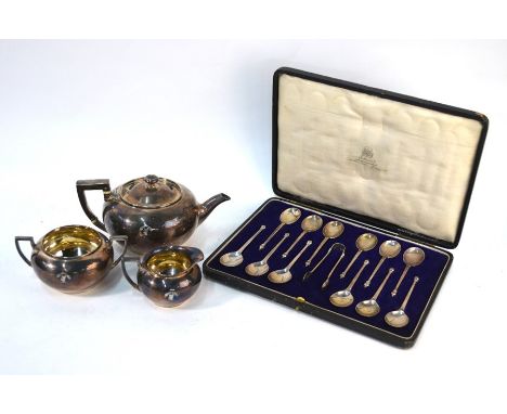 A cased set of twelve silver teaspoons with tongs, with urn-shaped finials, Josiah Williams &amp; Co., London 1921, 4.9 oz, t