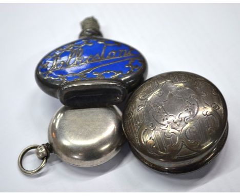 A French engraved silver rouge pot and cover to/w an Edwardian silver sovereign case, Birmingham 1901 (lacks button-catch), t