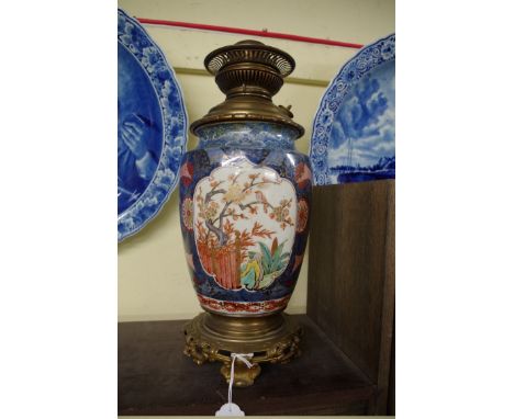 A Japanese Imari porcelain and brass mounted oil lamp,&nbsp;height including fitting 38.5cm.&nbsp;&nbsp; 