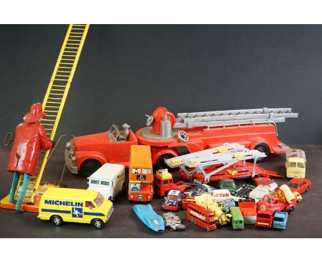 Collection of diecast, plastic &amp; tin plate models from the mid 20th C onwards to include Matchbox Lesney, Mettoy plastic 