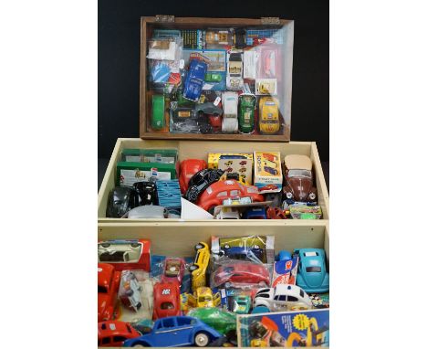 Large collection of VW models and collectables to include boxed, carded and unboxed diecast and plastic models, makers includ