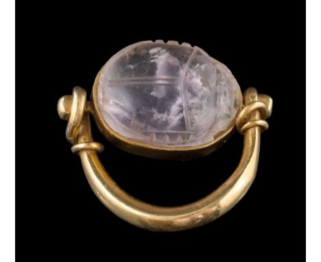 A carved amethyst scarab mounted swivel ring: in the Egyptian style, 8.5gms gross weight. 