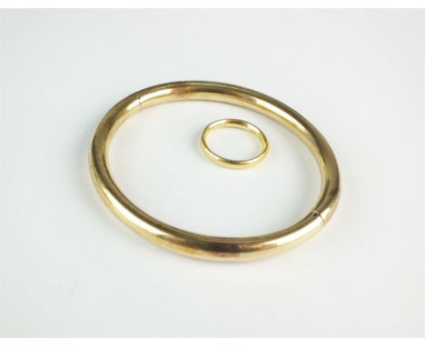 An 18ct gold wedding band, together with a 9ct gold hinged bangle, total weight approx 20g (2)