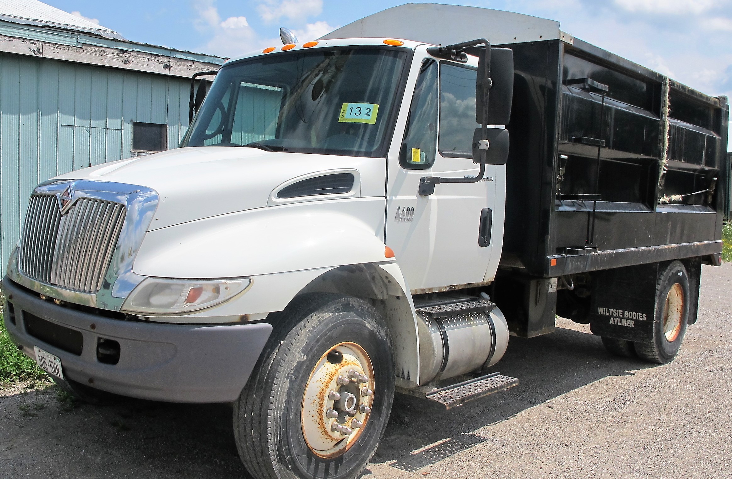 2002 INTERNATIONAL 4400 DT 466 DUMP TRUCK, APPROX 298000 KMS