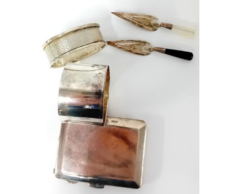 A quantity of silver items, to include two spade bookmarks/page markers, two silver napkin rings, and a silver compact, total