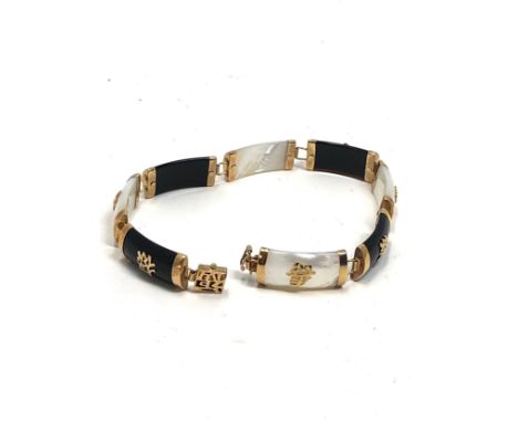 9ct gold framed mother of pearl &amp; onyx chinese  panel bracelet (10.8g) 