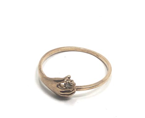 9ct gold hand holding diamond band ring (1.6g) 