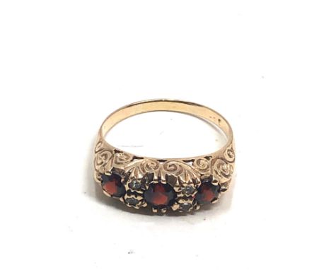 9ct gold garnet ring (3g) 