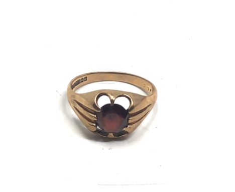 9ct gold garnet  ring (2.2g) 