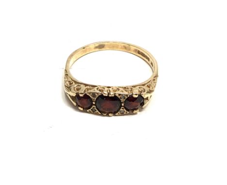 9ct gold garnet &amp; diamond  ring (2.8g) 