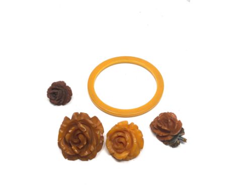 5 X Vintage Bakelite Jewellery Including Bangle And Carved Floral Brooches (41g) 