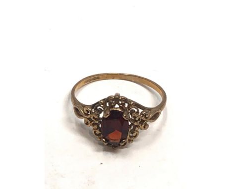 9ct gold garnet ring (1.5g) 