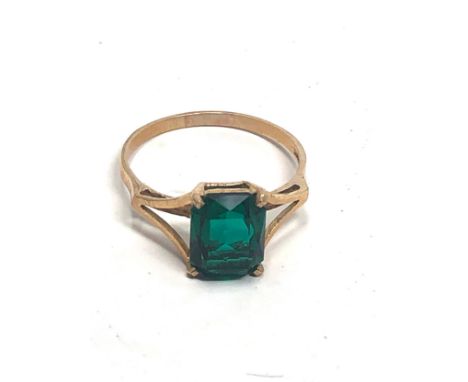 9ct gold green paste dress ring (2.6g) 