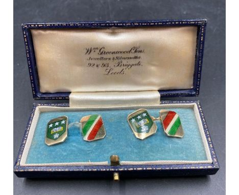 A Pair of 9ct gold Gents cuff links with enamel decoration (Approximate Total Weight 8g)  