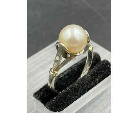A single cultured pearl bead ring, measuring approximately 8.8mm, medium lustre, peg set on white shank with split design fan