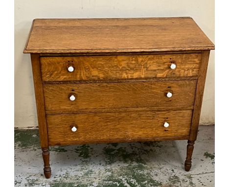 A light oak chest of drawers (H79cm W90cm D46cm)