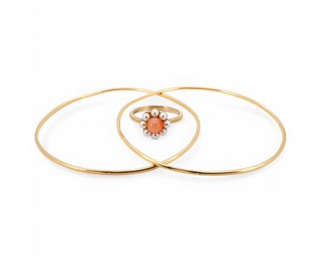 A pair of bangles, inner circumference approximately 18cm each, each stamped 750, total gross weight approximately 8 grams, t