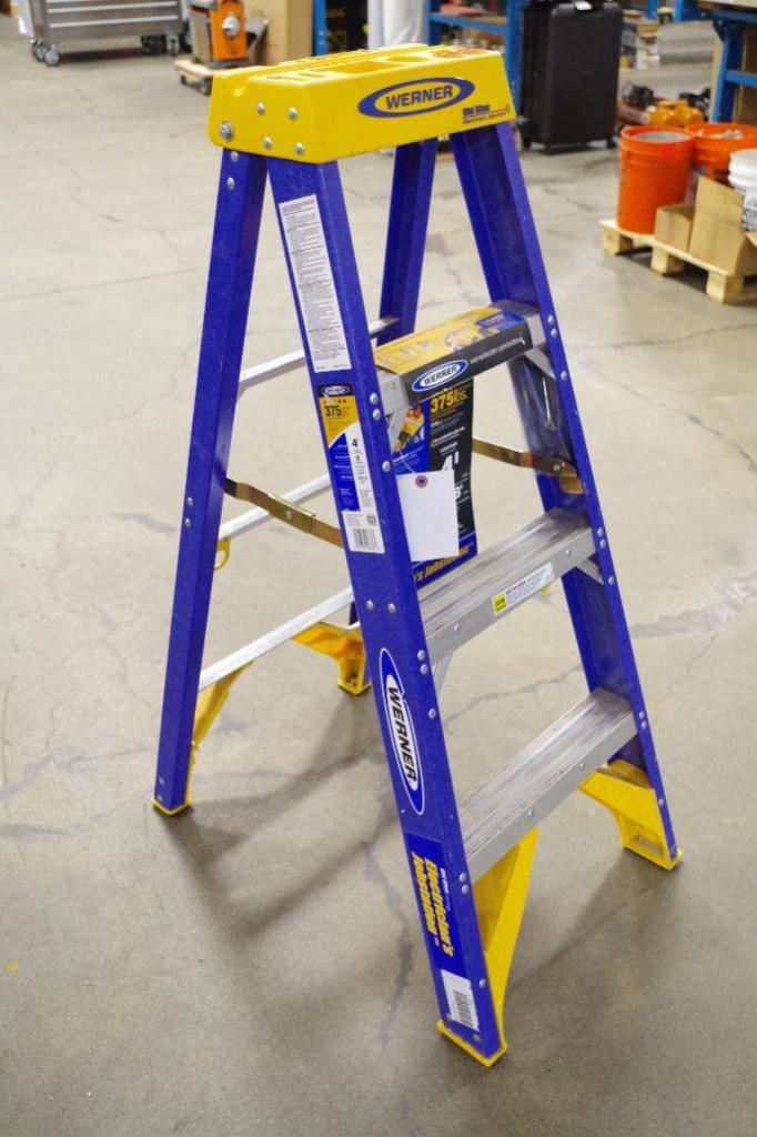 WERNER Blue 4' Fiberglass Ladder M/N OBEL04MkI
