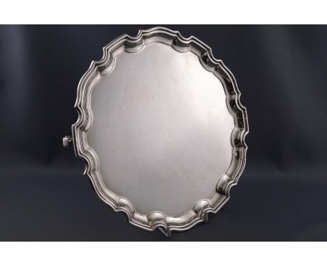 A silver salver with Chippendale border, raised on three feet, Sheffield 1994, 26cm diameter, 522g