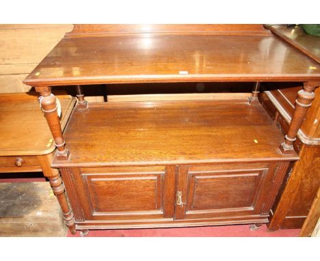 An Edwardian oak ledgeback buffet, having twin lower cupboard doors, w.121.5cm 