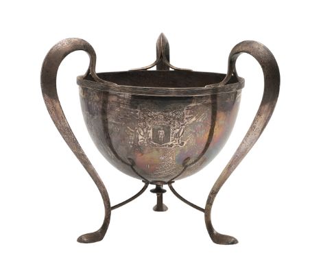 AN EDWARDIAN THREE-HANDED SILVER CUP. of circular form, with a reeded border and three loop handles, engraved with a coat of 