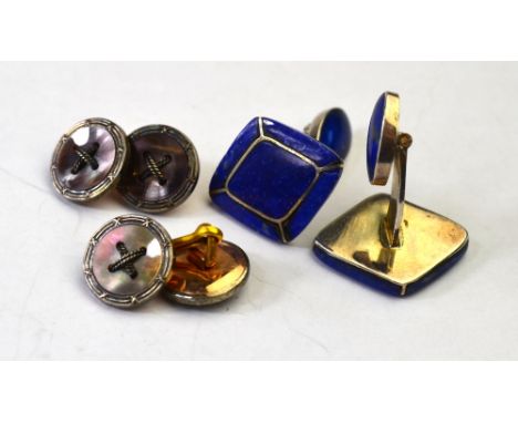 A pair of diamond shaped lapis lazuli double sided cufflinks, to/w pair of button style cufflinks having mother of pearl cent