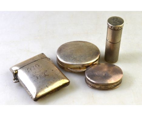 An Edwardian silver vesta case, Birmingham 1903, to/w an engine-turned lipstick holder, London 1948 and two silver pill-boxes