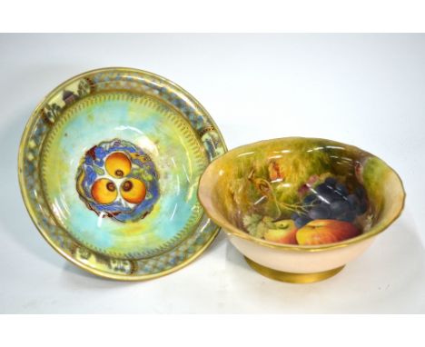 A Wedgwood lustre bowl, the exterior decorated with Chinese auspicious objects in gilt, the centre with three peaches, patt. 
