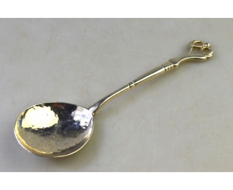 Winifred King: Art Nouveau style silver preserve spoon with scrolling whiplash finial and planished bowl, Birmingham 1934, 13