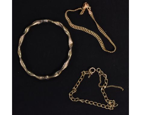 A 9ct gold bangle; two 9ct gold brackets (11.1g)