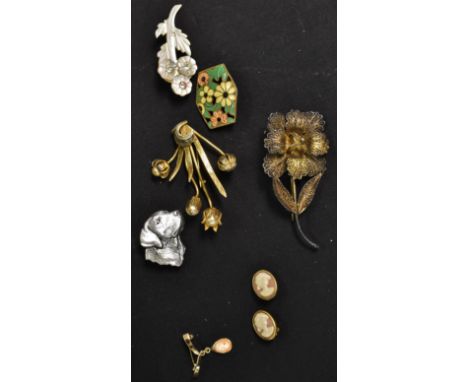 Jewellery - silver filigree brooch; an Art Deco enamel brooch; a mother of pearl brooch; etc