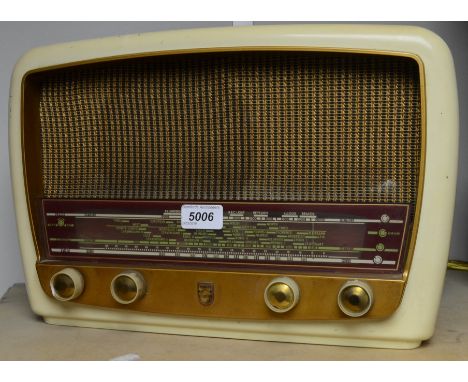 A Philips bakelite vintage radio