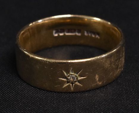 A gentleman's 9ct gold and diamond solitaire wedding band 