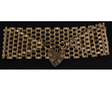 An eight section 9ct gold gate bracelet, padlock clasp, 21.5g