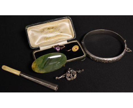 Jewellery - a 15ct gold topped tie pin; Art Deco cheroot holder; agate brooch; yellow metal and amethyst cross ring; etc 