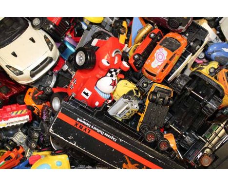 LARGE GROUP OF MODEL VEHICLES
almost 500 examples approximately, by makers such as Realton, Motok Max, Hot Wheels, Maisto, Co