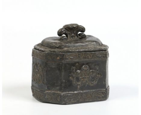 A Victorian lead tobacco jar and cover with fluer de lys finial, 10cm high. Condition Report. To be used as a guide only. Num