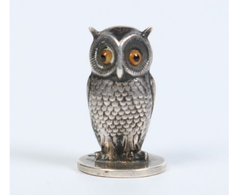An Edwardian novelty silver desk seal in the form of an owl with glass eyes by Sampson, Mordan & Co. The circular matrix engr