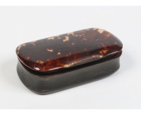 A Victorian horn and tortoiseshell snuff box with hinged cover, 8.5cm wide. Condition Report. To be used as a guide only. Goo